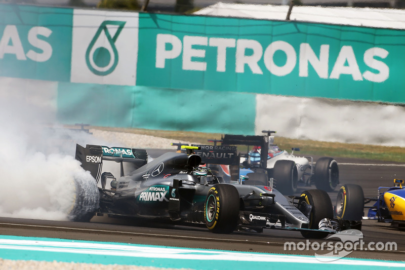 Nico Rosberg, Mercedes AMG F1 W07 Hybrid recovers from contact at the start of the race