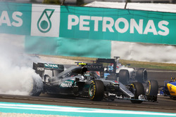 Nico Rosberg, Mercedes AMG F1 W07 Hybrid recovers from contact at the start of the race