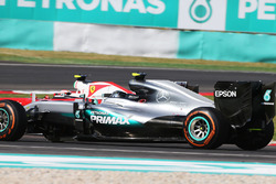 Nico Rosberg, Mercedes AMG F1 W07 Hybrid and Kimi Raikkonen, Ferrari SF16-H battle for position