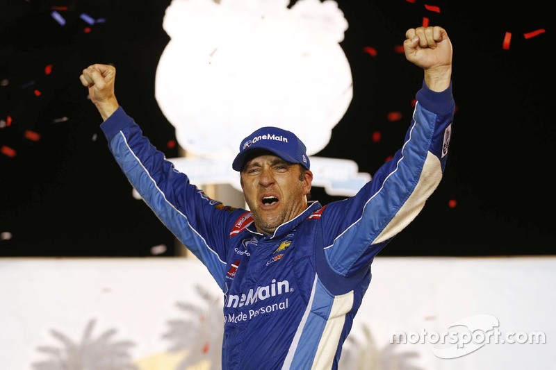 Elliott Sadler fez o mesmo pela Xfinity Series em Kentucky.