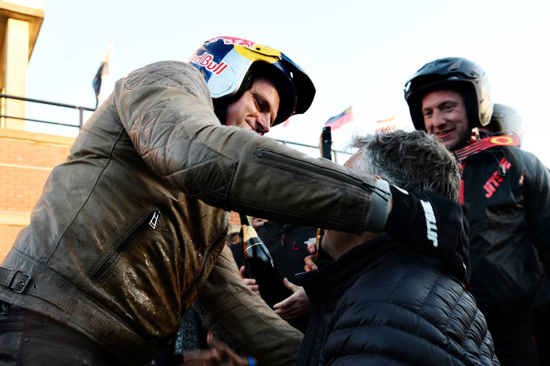 Dougie Lampkin mit Wheelie um die Isle of Man