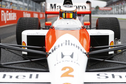 Stoffel Vandoorne, pilote d'essais et de réserve McLaren, dans la McLaren MP4/5 Honda d'Alain Prost