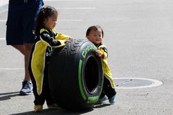 De jeunes fans de Renault Sport F1 Team avec un pneu Pirelli
