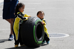 De jeunes fans de Renault Sport F1 Team avec un pneu Pirelli