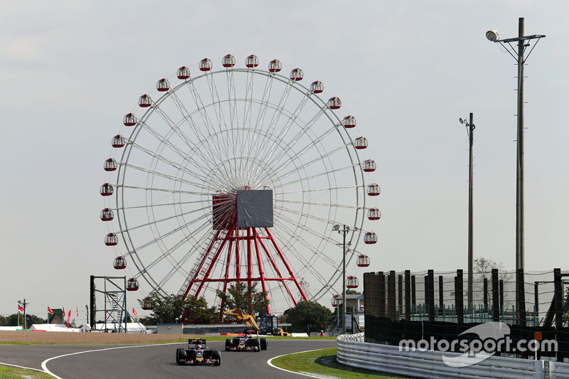 Carlos Sainz Jr., Scuderia Toro Rosso STR11 leads Daniil Kvyat, Scuderia Toro Rosso STR11