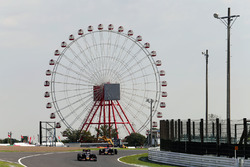 Carlos Sainz Jr., Scuderia Toro Rosso STR11 leads Daniil Kvyat, Scuderia Toro Rosso STR11