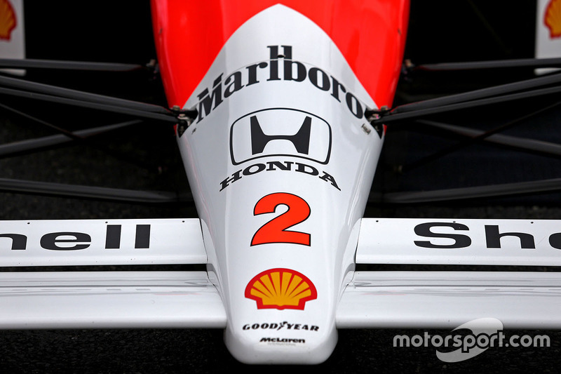 Stoffel Vandoorne,tercer piloto, McLaren F1 Team conduce el 1989 McLaren MP4/5 de Alain Prost