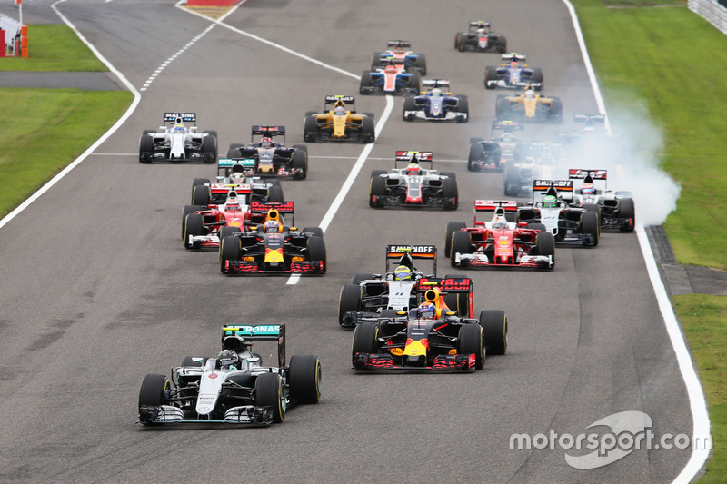 Nico Rosberg, Mercedes AMG F1 W07 Hybrid leads at the start of the race