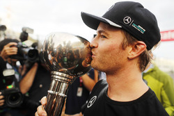 Race winner Nico Rosberg, Mercedes AMG F1 celebrates the Constructors title