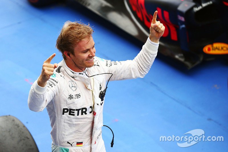 Il vincitore della gara Nico Rosberg, Mercedes AMG F1 festeggia nel parco chiuso