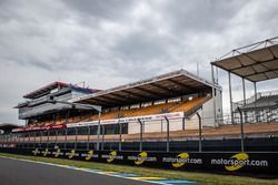 Les panneaux Motorsport.com sur le bord de la piste