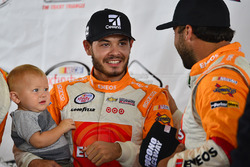 Race winner Kyle Larson, Chip Ganassi Racing Chevrolet with son Owen