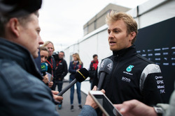 Nico Rosberg, Mercedes AMG F1, met de media