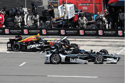 Juan Pablo Montoya, Team Penske Chevrolet, Sébastien Bourdais, KV Racing Technology Chevrolet, dans les stands