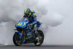 Aleix Espargaro, Team Suzuki MotoGP, su moto en llamas