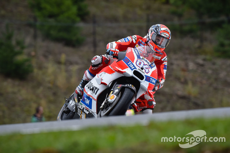 Enquanto isso, Dovizioso enfrentava problemas na Ducati. Tais dificuldades levariam o italiano a abandonar a prova.