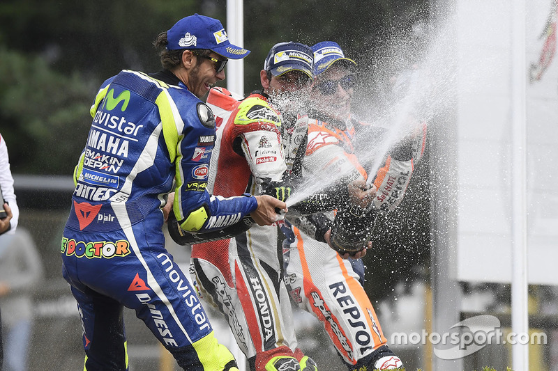 Podium : le vainqueur Cal Crutchlow, Team LCR Honda, le deuxième Valentino Rossi, Yamaha Factory Racing, et le troisième Marc Marquez, Repsol Honda Team