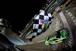 Le drapeau à damier pour Kyle Busch, Joe Gibbs Racing Toyota