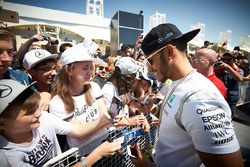 Lewis Hamilton, Mercedes AMG F1 Team signeert handtekeningen voor de fans