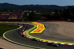 Nico Rosberg, Mercedes AMG F1 W07 Hybrid leads Lewis Hamilton, Mercedes AMG F1 W07 Hybrid, Daniel Ricciardo, Red Bull Racing and the rest of the field at the start