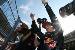 Le vainqueur Max Verstappen, Red Bull Racing fête sa victoire avec les fans