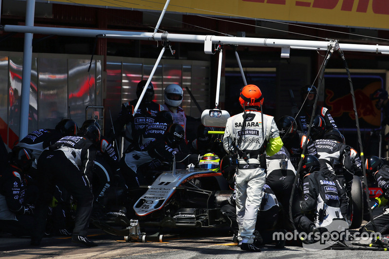 Sergio Perez, Sahara Force India F1 VJM09 hace una parada en pits