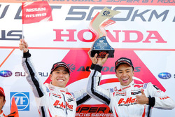 Podium GT300: race winners Kazuki Hoshino and Jann Mardenborough, Nddp Racing
