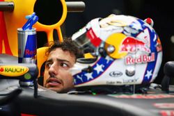 Daniel Ricciardo, Red Bull Racing RB12 - Evel Knievel themed helmet