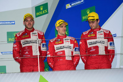 Podium LMP1: vainqueurs LMP1 privé #13 Rebellion Racing Rebellion R-One AER: Matheo Tuscher, Dominik Kraihamer, Alexandre Imperatori