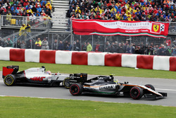 Sergio Perez, Sahara Force India F1 VJM09 and Romain Grosjean, Haas F1 Team VF-16 battle for position