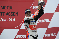 Scott Redding, Pramac Racing, sur le podium après sa troisième place