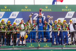 Podium LMP2 : les vainqueurs de la catégorie : #36 Signatech Alpine A460: Gustavo Menezes, Nicolas Lapierre, Stéphane Richelmi, les deuxièmes #26 G-Drive Racing Oreca 05 Nissan: Roman Rusinov, Will Stevens, René Rast, les troisièmes #37 SMP Racing BR01 Nissan: Vitaly Petrov, Viktor Shaytar, Kirill Ladygin