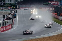 Après 50 minutes d'attente, le vrai départ : #2 Porsche Team Porsche 919 Hybrid: Romain Dumas, Neel Jani, Marc Lieb leads the field