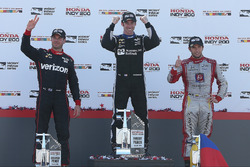 Podium: racewinnaar Simon Pagenaud, Team Penske Chevrolet, tweede plaats Will Power, Team Penske Che