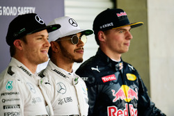 Los tres primeros calificados en parc ferme: Nico Rosberg, Mercedes AMG F1, segundo Lewis Hamilton,