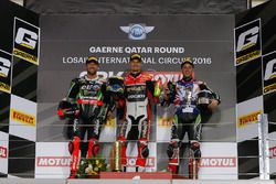 Podium : le vainqueur Chaz Davies, Ducati Team; le deuxième, Tom Sykes, Kawasaki Racing; le troisième, Jonathan Rea, Kawasaki Racing