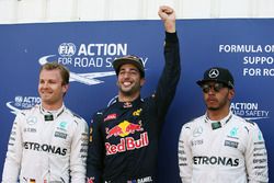 Ganador de la pole Daniel Ricciardo, Red Bull Racing, segundo lugar Nico Rosberg, Mercedes AMG F1 Te