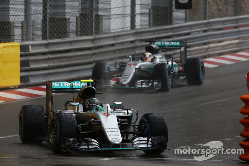 Até rivais podem se ajudar: Rosberg, que lutava pelo título com Hamilton, abriu espaço ao colega e segurou alguns rivais no GP de Mônaco de 2016. Isso foi fundamental para que Hamilton vencesse pela primeira vez no ano.