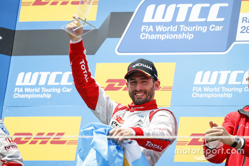 Podium: Race winnner José María López, Citroën World Touring Car Team, Citroën C-Elysée WTCC