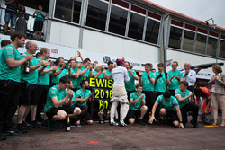Race winner Lewis Hamilton, Mercedes AMG F1 celebrates with the team