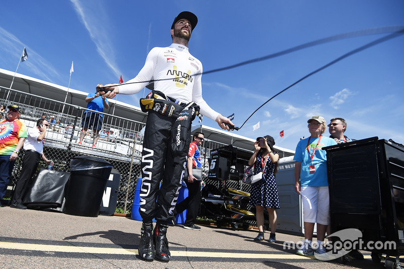 James Hinchcliffe, Schmidt Peterson Motorsports Honda calienta utilizando una cuerda para saltar