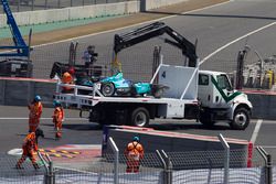 El auto de Nelson Piquet Jr., NEXTEV TCR Formula E Team  es llevado en una grúa después de su accide