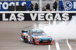 Race winner Kyle Busch, Joe Gibbs Racing Toyota