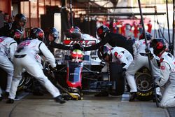 Esteban Gutiérrez, Haas F1 Team VF-16 practica una parada en pits