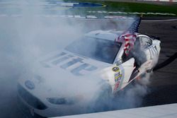 El ganador de la carrera, Brad Keselowski, Team Penske Ford