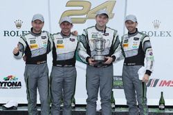 Les vainqueurs en GTD, John Potter, Andy Lally, Marco Seefried, René Rast, Magnus Racing fêtent leur victoire