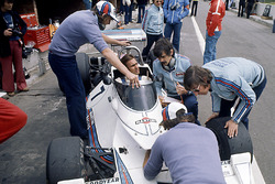 Carlos Reutemann, Brabham BT44B-Ford, Bernie Ecclestone, Gordon Murray and Herbie Blash