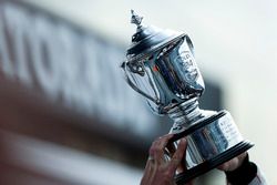 Podium GTLM : les deuxièmes, Patrick Pilet, Dirk Werner, Frederic Wakowiecki, Porsche Team North America avec leur trophée