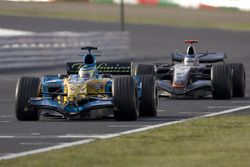 Giancarlo Fisichella, Renault R25, leads Kimi Raikkonen, McLaren Mercedes MP4-20