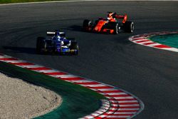 Marcus Ericsson, Sauber C36, devant Fernando Alonso, McLaren MCL32